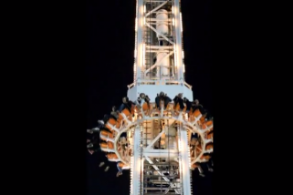 Freefall drop tower at the Kaeson Youth amusement park by Joanna Wong